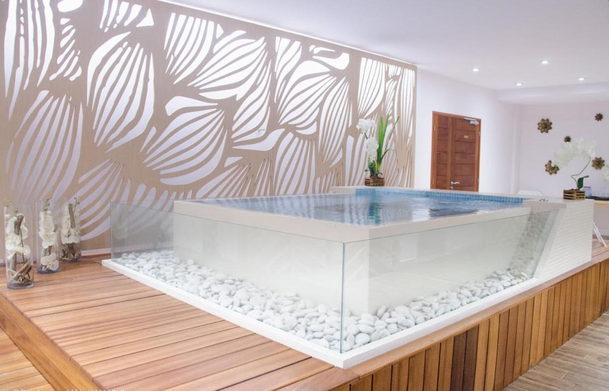 לה סאלין לה ביינס Akoya Hotel & Spa מראה חיצוני תמונה A spa in a hotel