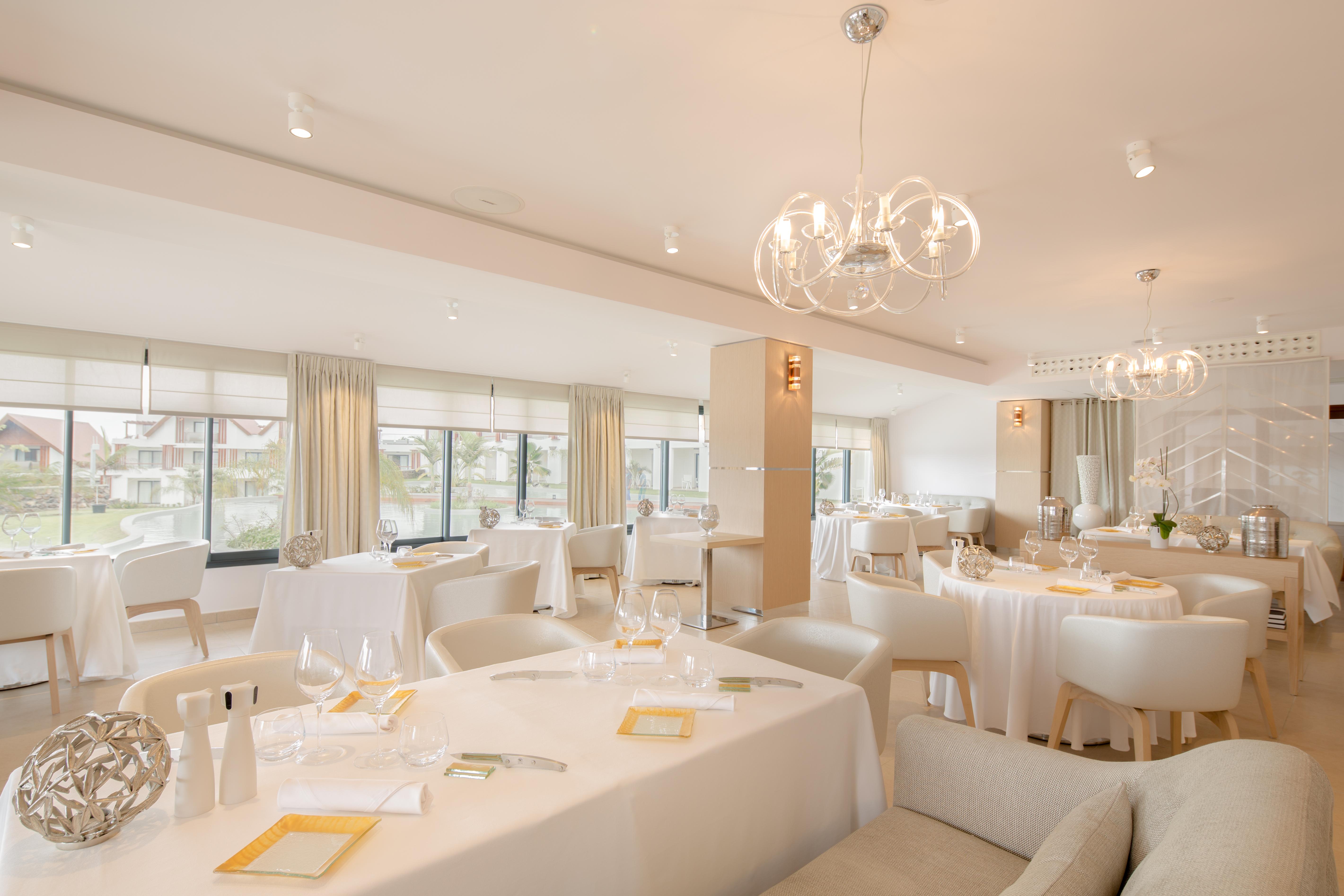 לה סאלין לה ביינס Akoya Hotel & Spa מראה חיצוני תמונה Restaurant L'Atelier de Joël Robuchon