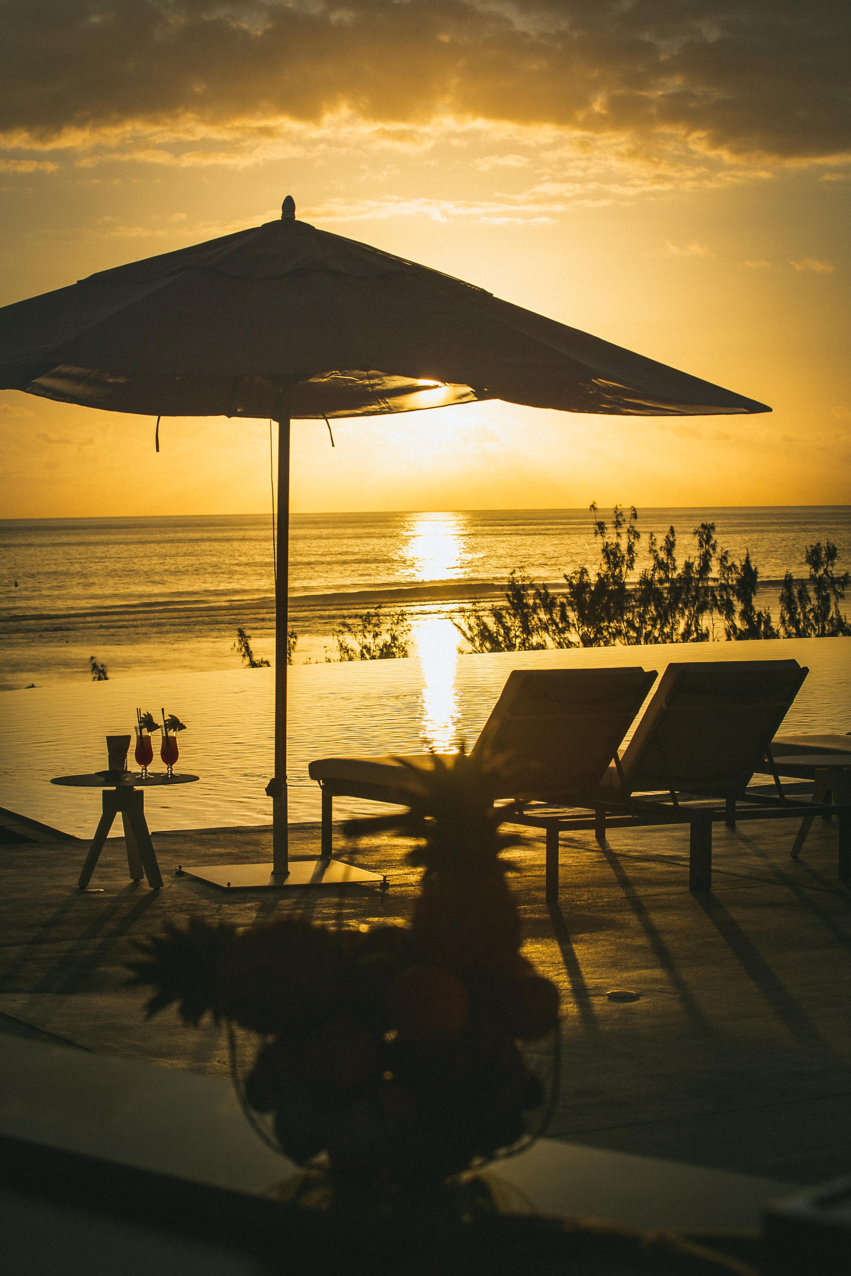לה סאלין לה ביינס Akoya Hotel & Spa מראה חיצוני תמונה Sunset at the beach