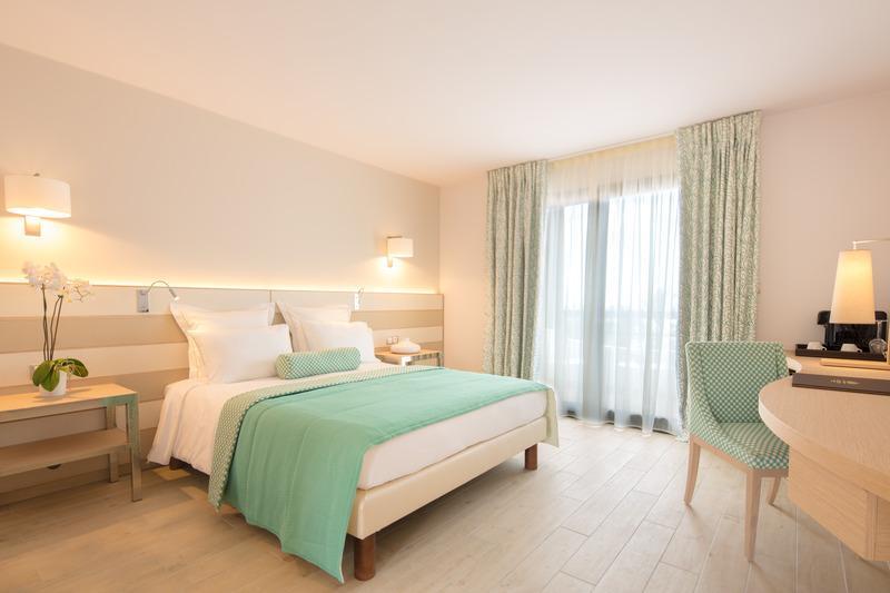 לה סאלין לה ביינס Akoya Hotel & Spa מראה חיצוני תמונה A room at the hotel