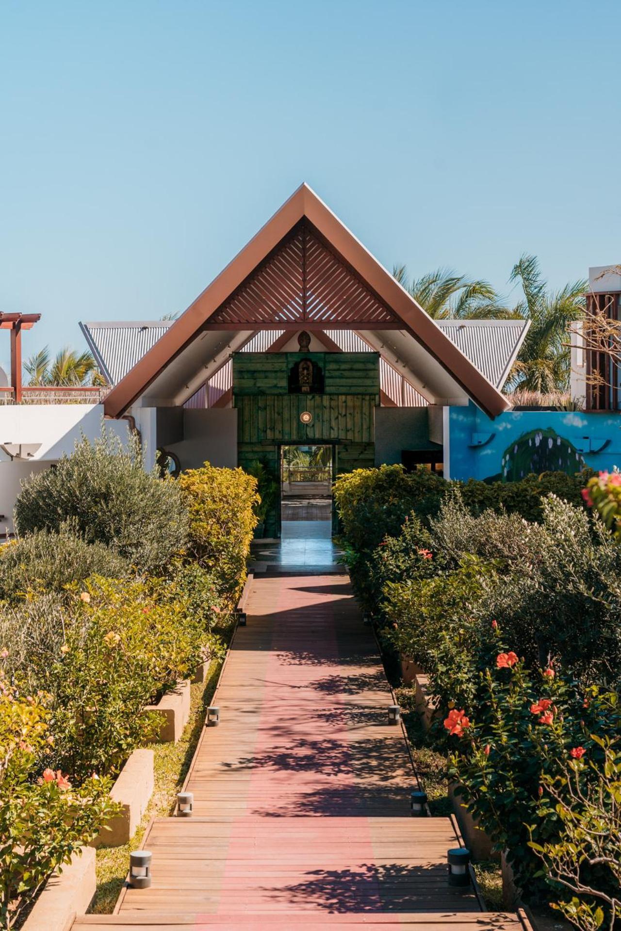 לה סאלין לה ביינס Akoya Hotel & Spa מראה חיצוני תמונה The entrance to the chapel