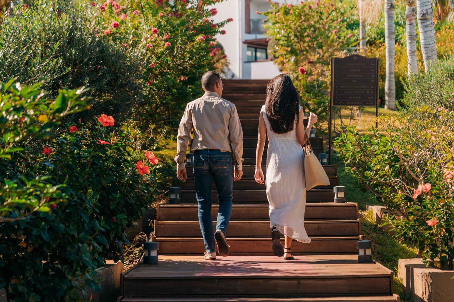 לה סאלין לה ביינס Akoya Hotel & Spa מראה חיצוני תמונה A couple walking in the garden of the hotel