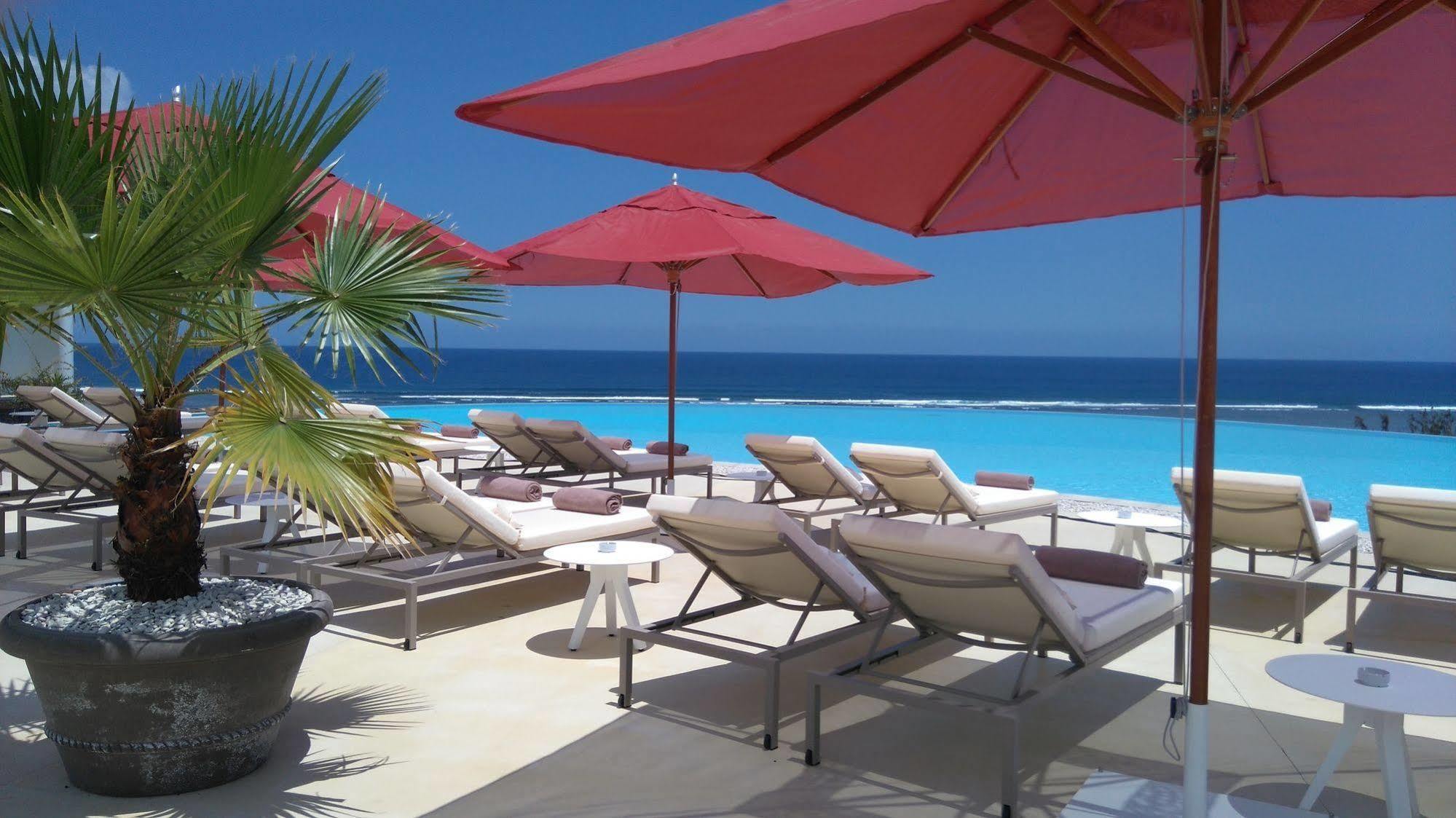 לה סאלין לה ביינס Akoya Hotel & Spa מראה חיצוני תמונה The pool at the Four Seasons Hotel